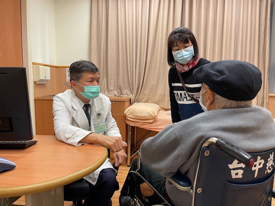 九旬翁肋骨骨折疼痛折磨 肋骨骨板固定術助早復元
